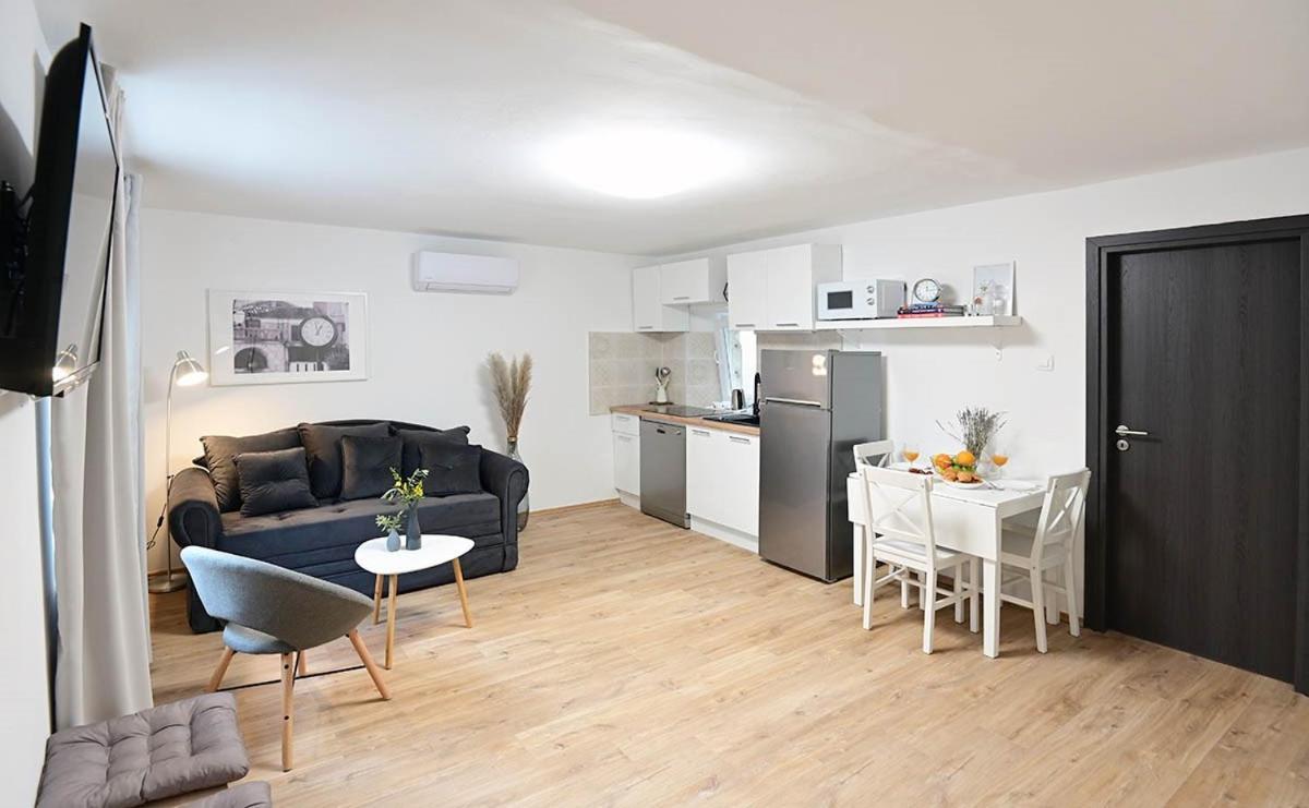 Apartment D & Studio L Dobrinj Kültér fotó