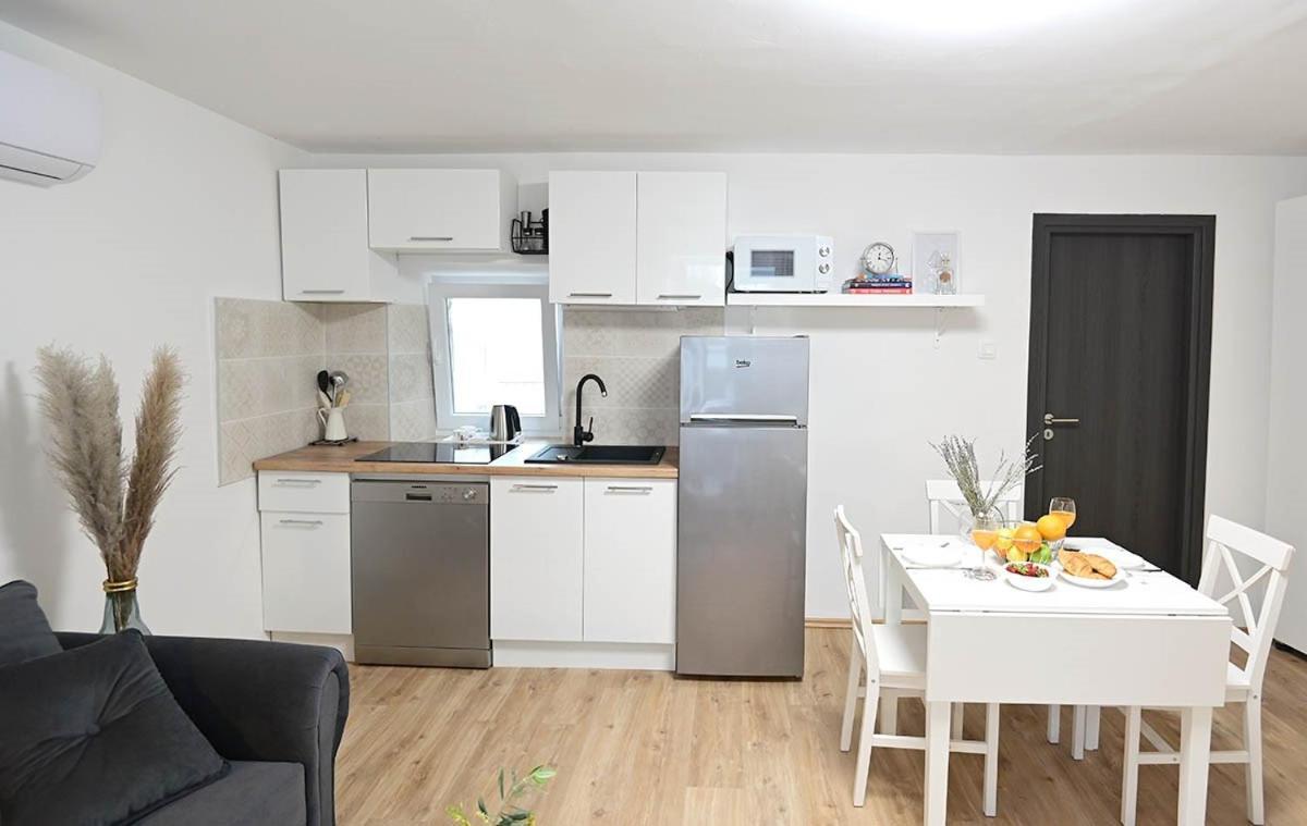 Apartment D & Studio L Dobrinj Kültér fotó