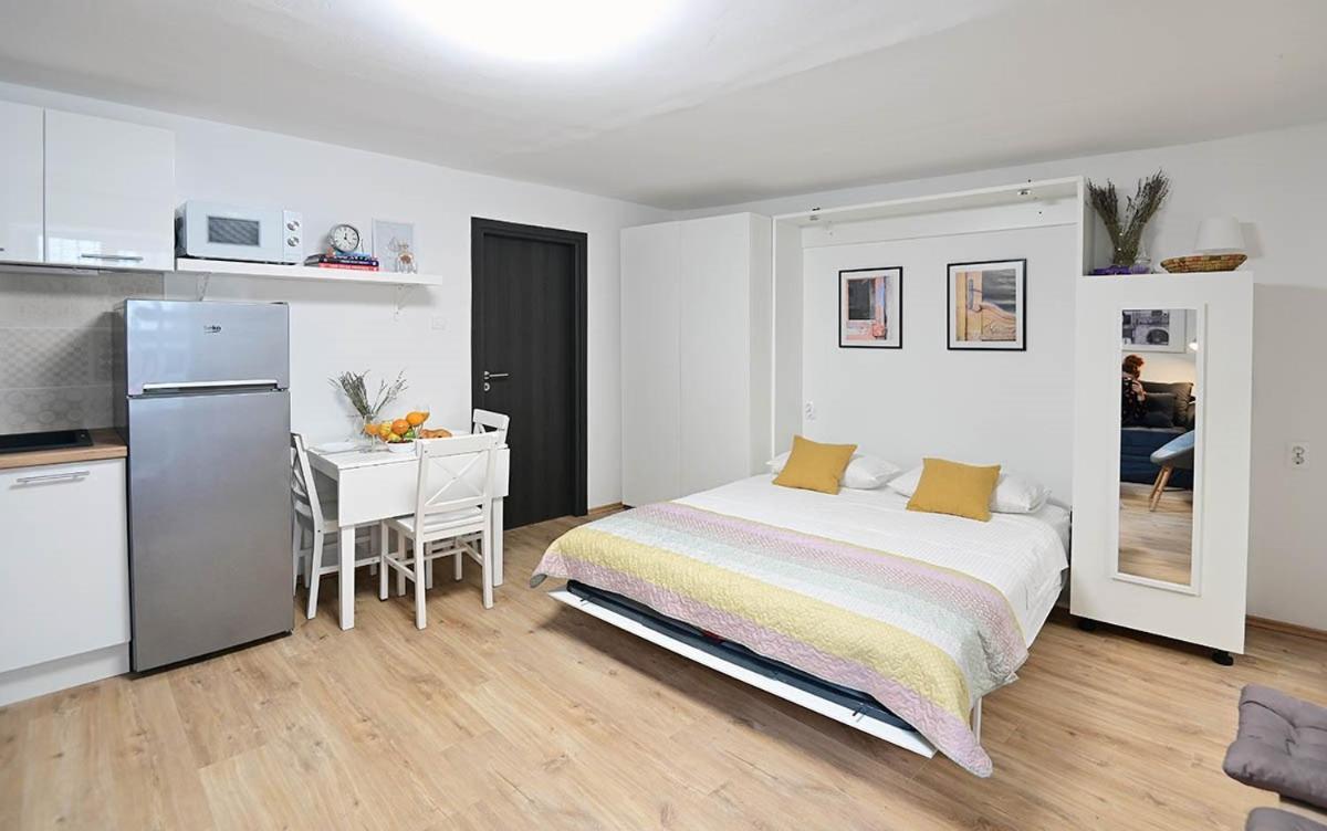 Apartment D & Studio L Dobrinj Kültér fotó