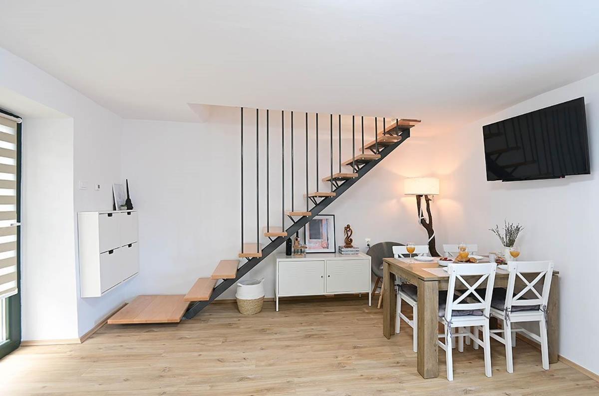 Apartment D & Studio L Dobrinj Kültér fotó