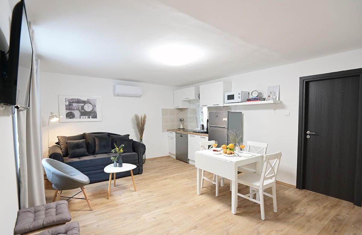Apartment D & Studio L Dobrinj Kültér fotó