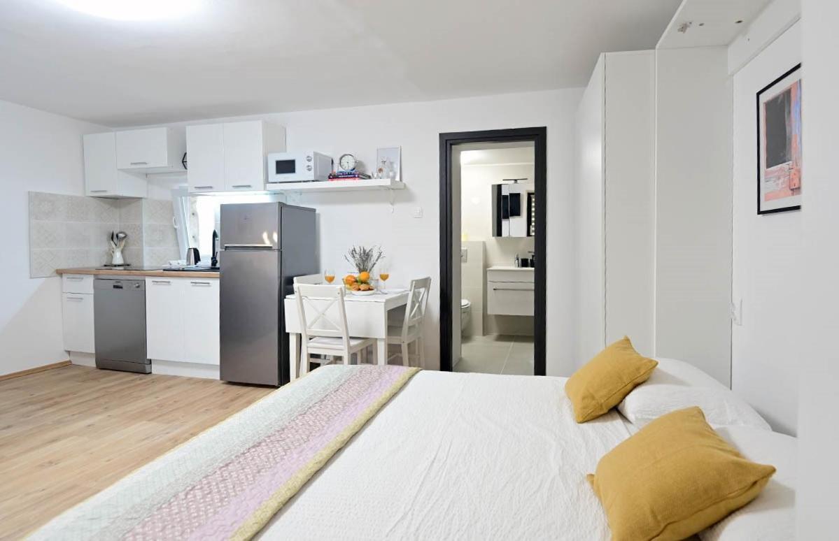 Apartment D & Studio L Dobrinj Kültér fotó